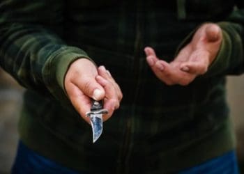 П’яний молодик ножем погрожував сусіду і вимагав гроші в Озерянах