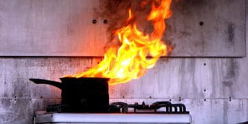 У Тернополі чоловік залишив їжу на вогні і ледь не загинув