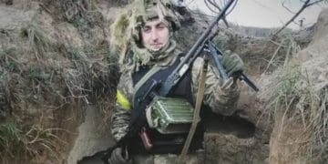 “Ми всі чекали нашого захисника додому”: розстріляного у полоні воїна згадують у Залозецькій школі