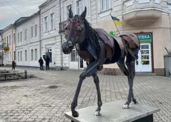 На Тернопільщині встановили скульптуру митця зі США Джима Долана