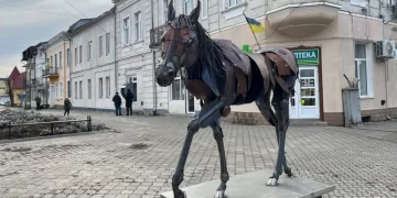 На Тернопільщині встановили скульптуру митця зі США Джима Долана