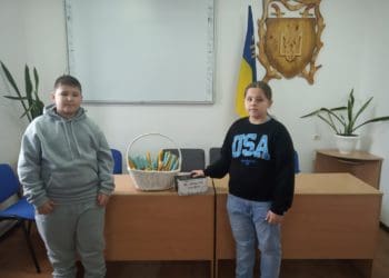 На Тернопільщині двоє школярів власноруч виготовляли стрітенські свічки, а виручені кошти передали на ЗСУ