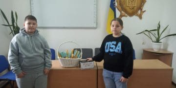На Тернопільщині двоє школярів власноруч виготовляли стрітенські свічки, а виручені кошти передали на ЗСУ