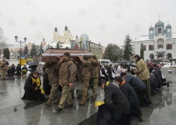 На колінах зустріли загиблого Героя Василя Ковальчука у Кременецькій громаді