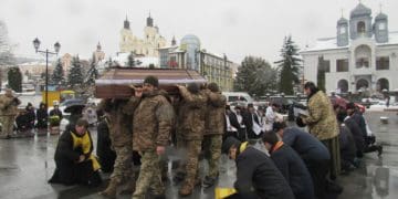 На колінах зустріли загиблого Героя Василя Ковальчука у Кременецькій громаді