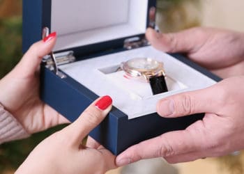 Чи можна дарувати годинник: прикмети