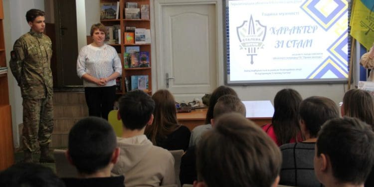 У Тернопільській книгозбірні розбирали автомати і вчились накладати турнікет