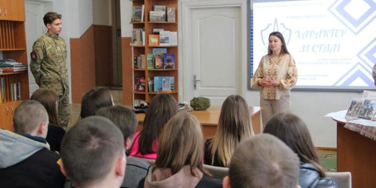 У Тернопільській книгозбірні розбирали автомати і вчились накладати турнікет