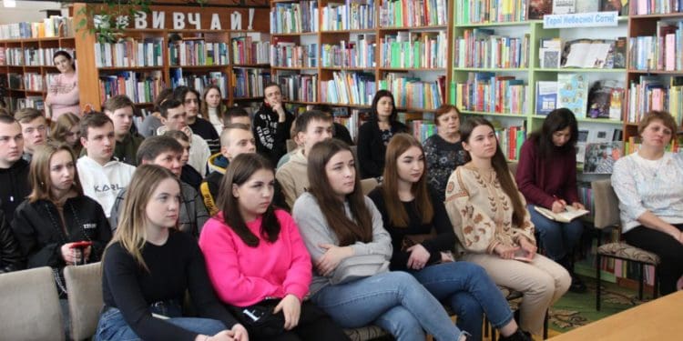 У Тернопільській книгозбірні розбирали автомати і вчились накладати турнікет