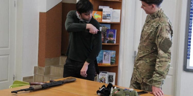 У Тернопільській книгозбірні розбирали автомати і вчились накладати турнікет