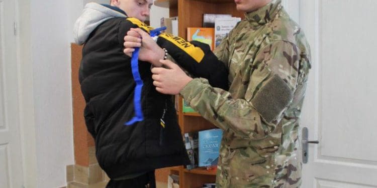 У Тернопільській книгозбірні розбирали автомати і вчились накладати турнікет