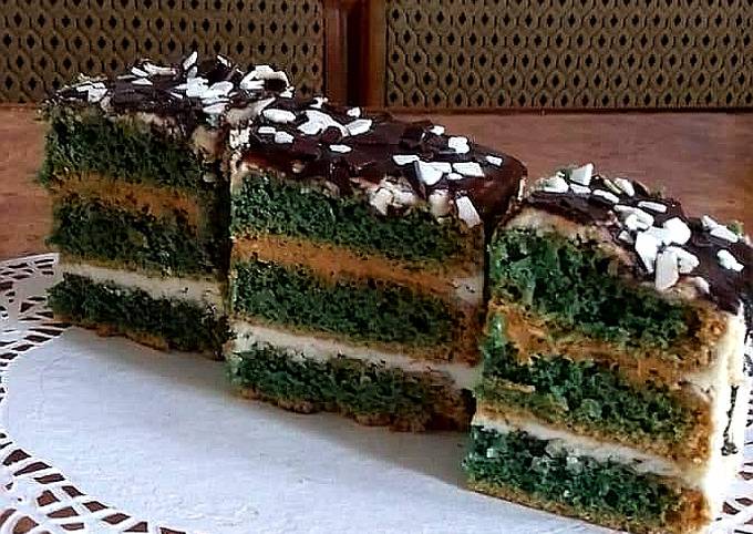 Торт з халвою має зелені коржі: рецепт на вихідні