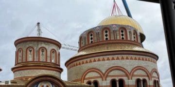 Встановили найбільший купол на головному православному соборі Тернополя