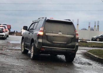 Сила інтернету: покарали водія Toyota, який їздив тротуаром у Тернополі