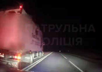 На Тернопільщині двоє відчайдухів пішли на обгін патрульних, які супроводжували колону (Відео)