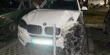 У Тернополі водій BMW X5 влетів у Lanos на світлофорі після чого втік