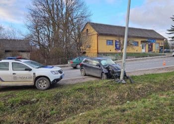 Водійка врізалась в електроопору у селі Почапинці, через що постраждала дитина