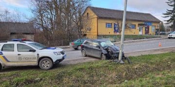 Водійка врізалась в електроопору у селі Почапинці, через що постраждала дитина
