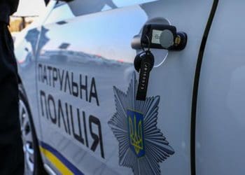 П’яний житель Товстенської громади кинув в авто патрульних три тисячі грн