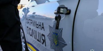 П’яний житель Товстенської громади кинув в авто патрульних три тисячі грн