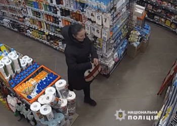 Магазинну крадійку просять впізнати у Тернополі