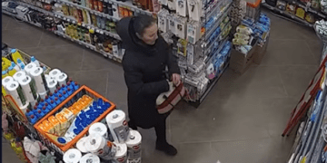 Магазинну крадійку просять впізнати у Тернополі