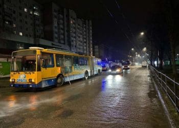 Серйозні травми отримала кондукторка, яка впала у тролейбусі в Тернополі