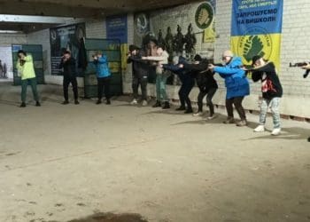 Тернополян навчали, як правильно тримати автомат