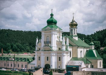 Розграбовані поховання виявили під собором у Кременці, яким 200 років користувався моспатріархат