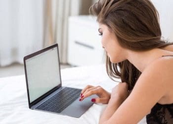 Гроші за суші, а потім інтимні фото: житель Кременеччини повірив інтернет-дівчині