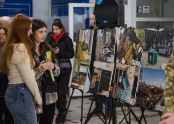У межах проєкту “Дні кіно від ТрО” в тернопільському університеті відкрили фотоекспозицію “Довжиною у війну”