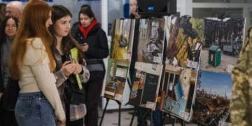 У межах проєкту “Дні кіно від ТрО” в тернопільському університеті відкрили фотоекспозицію “Довжиною у війну”