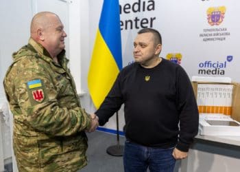 В. о. начальника ОВА Володимир Важинський передав 40 планшетів для зенітно-кулеметного батальйону Тернопільщини