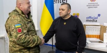 В. о. начальника ОВА Володимир Важинський передав 40 планшетів для зенітно-кулеметного батальйону Тернопільщини