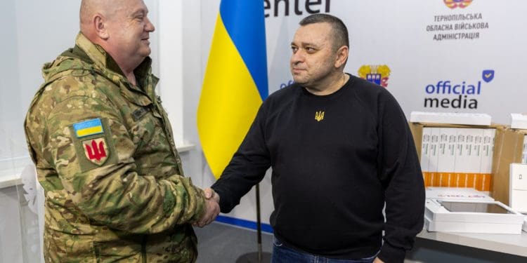 В. о. начальника ОВА Володимир Важинський передав 40 планшетів для зенітно-кулеметного батальйону Тернопільщини