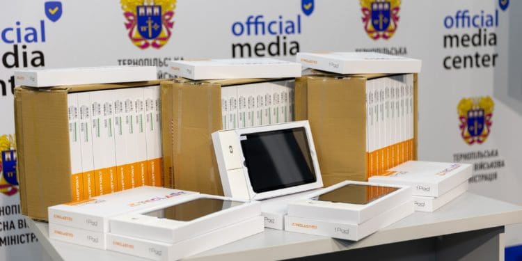 В. о. начальника ОВА Володимир Важинський передав 40 планшетів для зенітно-кулеметного батальйону Тернопільщини