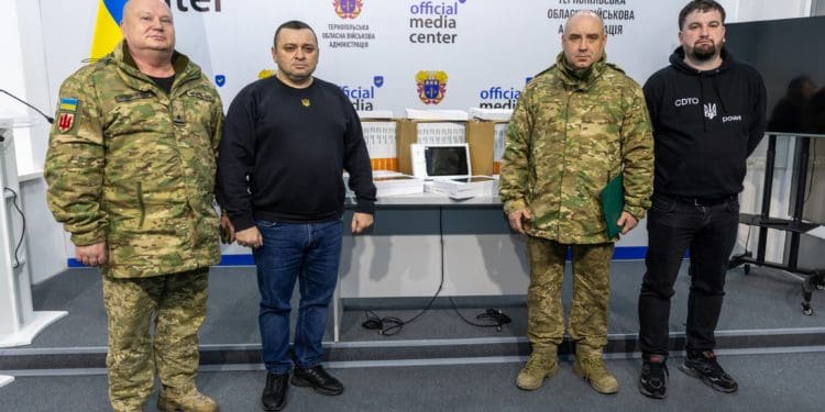 В. о. начальника ОВА Володимир Важинський передав 40 планшетів для зенітно-кулеметного батальйону Тернопільщини