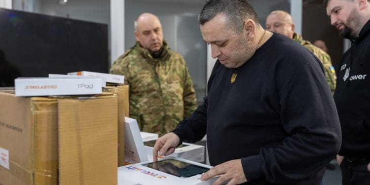 В. о. начальника ОВА Володимир Важинський передав 40 планшетів для зенітно-кулеметного батальйону Тернопільщини