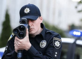 Патрульним в Україні заборонили ловити водіїв на швидкість: що відомо