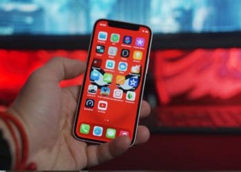 Ні хвилини без гаджета: що таке номофобія та як подолати залежність від мобільника