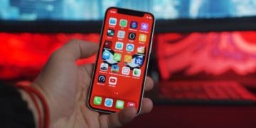 Ні хвилини без гаджета: що таке номофобія та як подолати залежність від мобільника