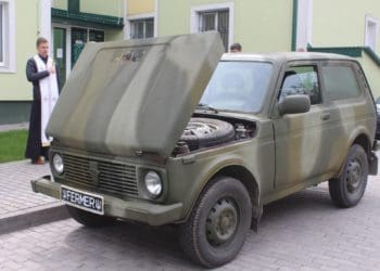 Жителі Великогаївської громади вчергове передали військовим автомобіль і дрон