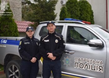 Вона задихається: тернопільські патрульні допомогли батькові з донькою