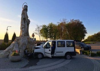 Кермувальниця не впоралась на повороті і врізалась у релігійну скульптуру