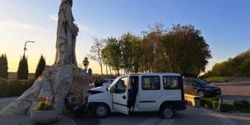 Кермувальниця не впоралась на повороті і врізалась у релігійну скульптуру