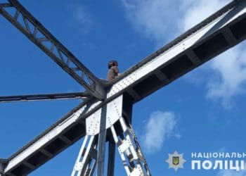 Підліток хотів стрибнути з моста у Чорткові: допоміг офіцер громади