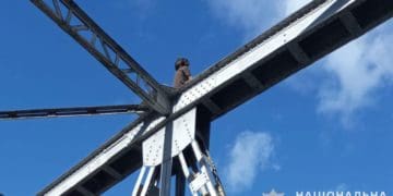 Підліток хотів стрибнути з моста у Чорткові: допоміг офіцер громади