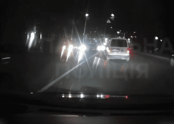 У Тернополі водій їхав ввечері дорогою без увімкнених фар (Відео)