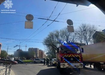 Обрив ліній електропередач ускладнив рух на вулиці Крушельницької у Тернополі