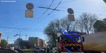 Обрив ліній електропередач ускладнив рух на вулиці Крушельницької у Тернополі